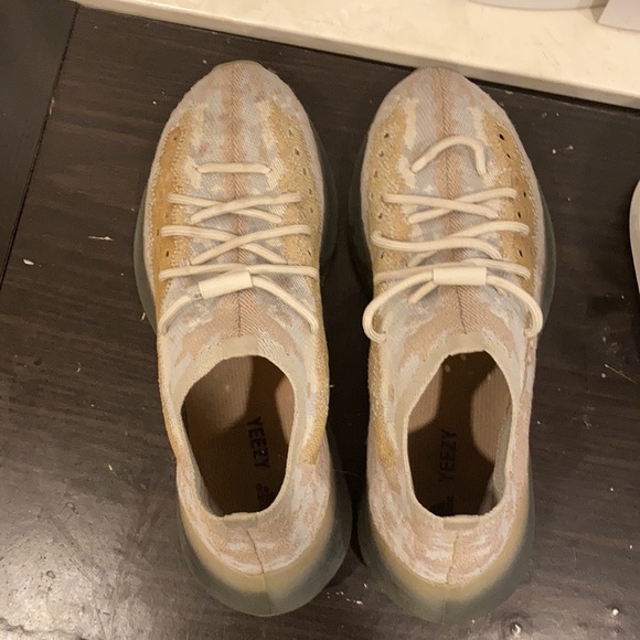 Yeeze main image 4